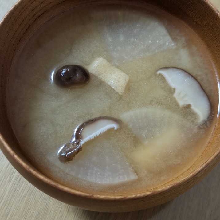 大根、しいたけ、油揚げ、のお味噌汁